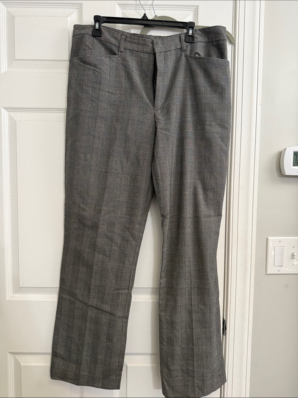 GAP Men's Gray Plaid Dress Pants — Classic Tailored Style